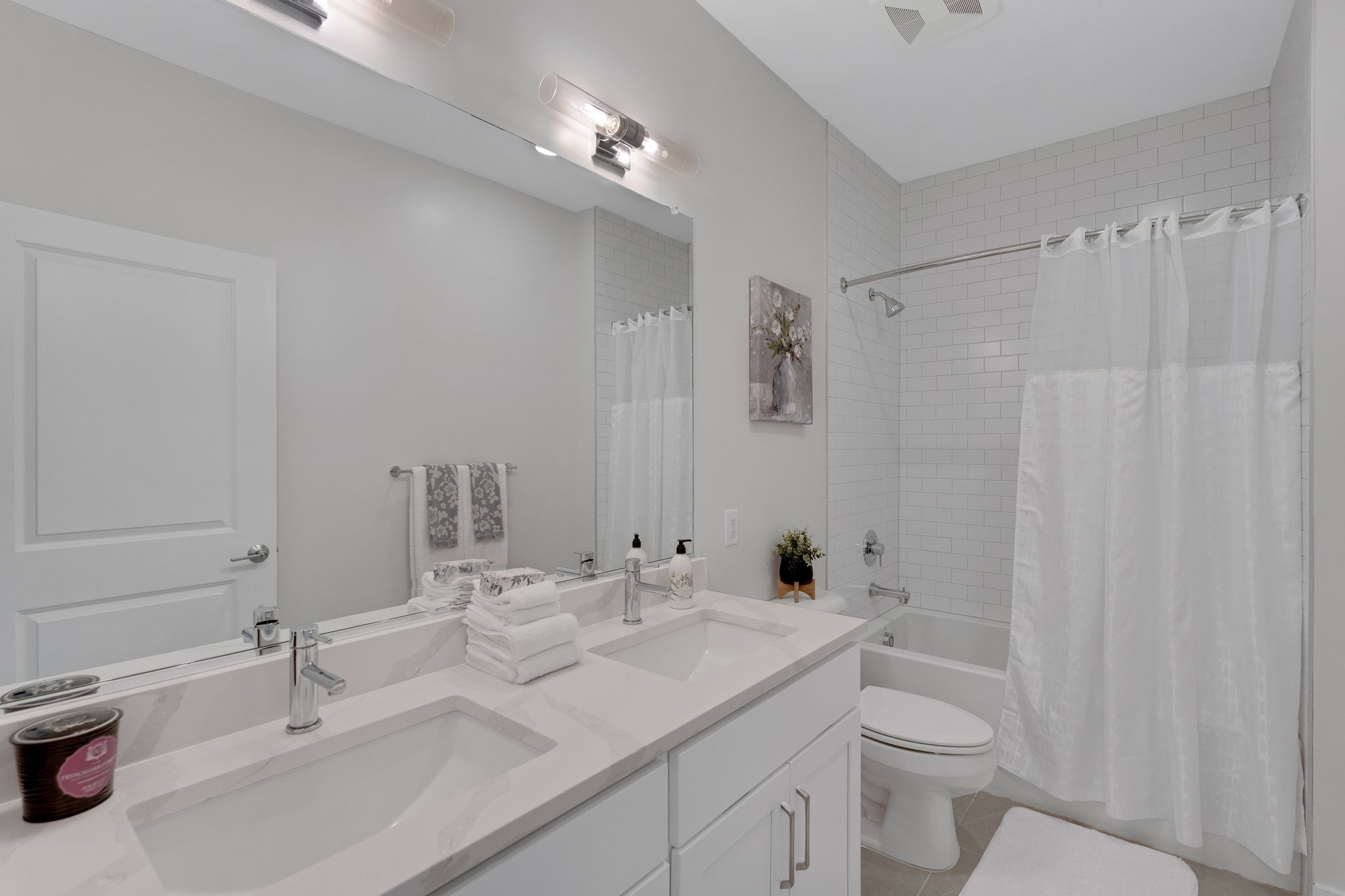 https://www.livesummerhill.com/wp-content/uploads/2024/08/Summerhill_Int_3BDMagnolia_Bathroom_HomeJab_Aug2024.jpg